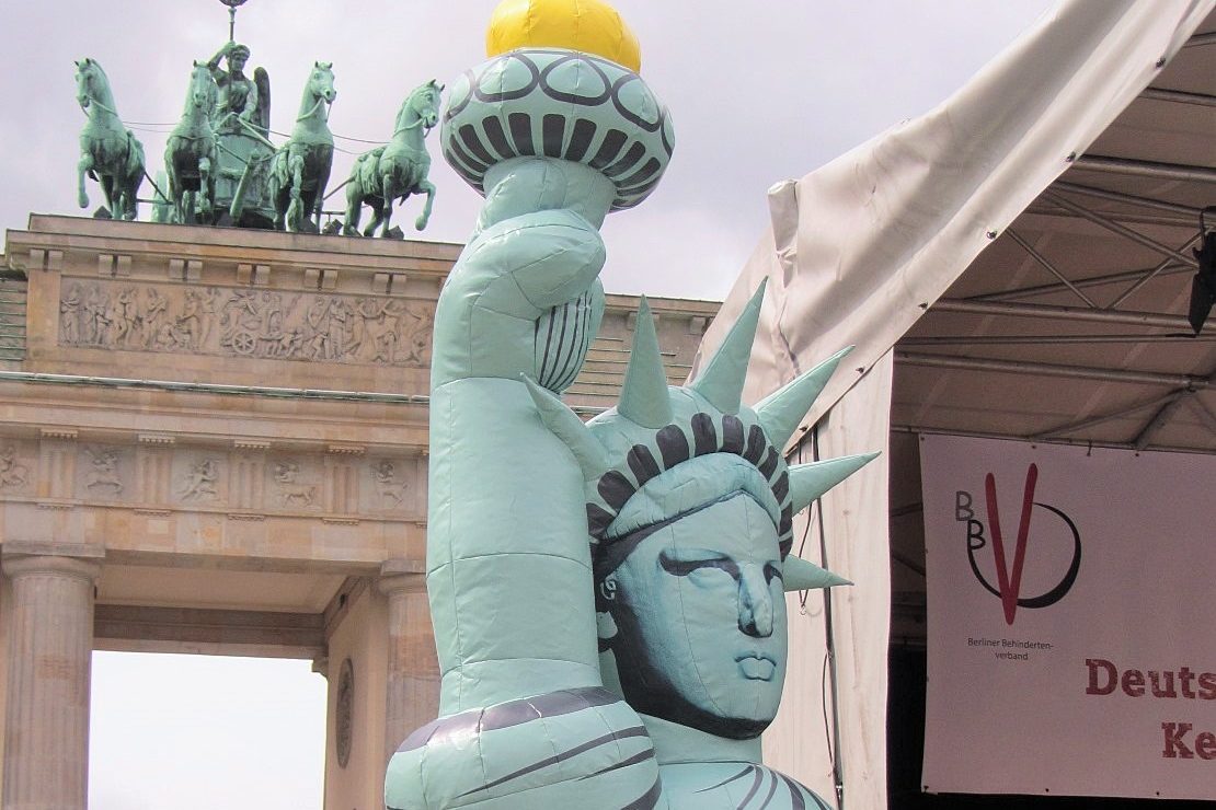 Freiheitsstatue im Rollstuhl vor dem Brandenburger Tor